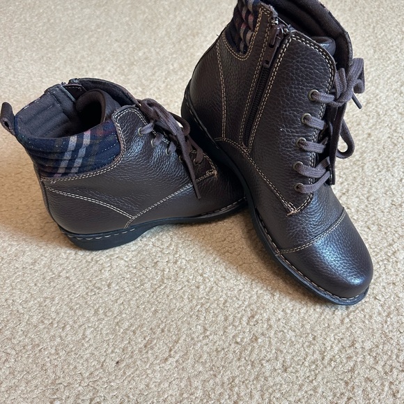 Clarks collection cushion soft ankle boots. Size 7.5 - Picture 6 of 7